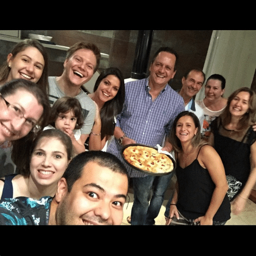 24.fev.2015 - Michel Teló participa de festa da família de Thaís Fersoza na madrugada desta terça-feira. A atriz mostrou o momento íntimo em sua conta do Instagram