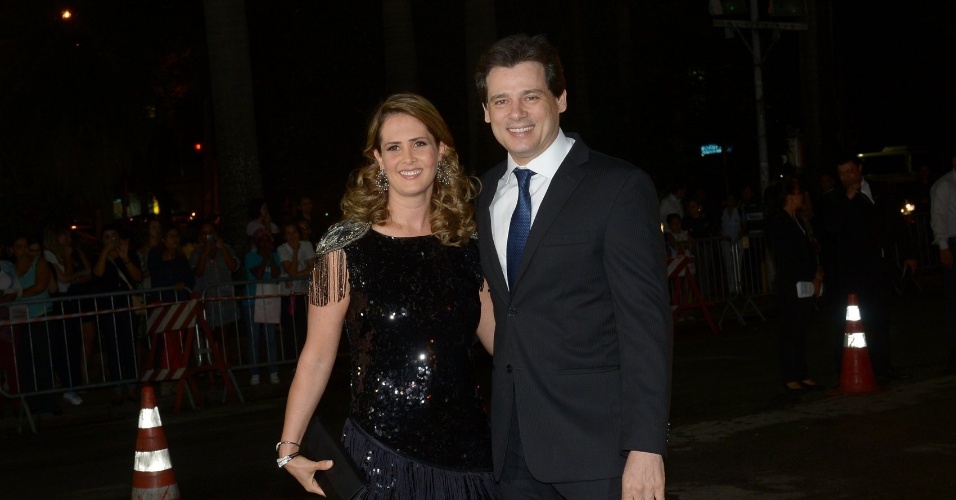 24.fev.2015 - O apresentador Celso Portiolli chega para o casamento de Thiaguinho e Fernanda Souza acompanhado da mulher, Suzana Marchi