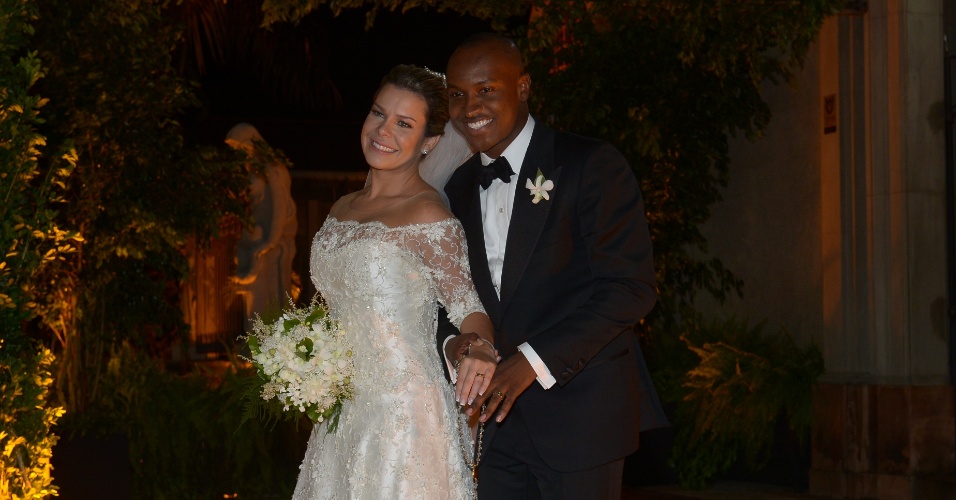 24.fev.2015 - Thiaguinho e Fernanda Souza posam para foto já casados