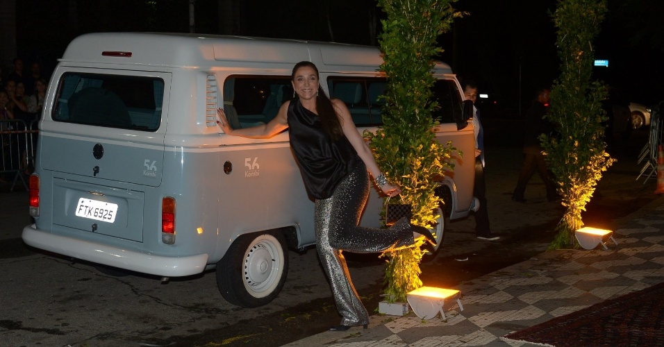 24.fev.2015 - Vestindo pantalonas, a atriz Marisa Orth posa para foto ao lado de uma Kombi na chegada para o casamento de Thiaguinho e Fernanda Souza