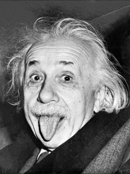 A fotografia do físico alemão Albert Einstein (1879-1955), ganhador do Prêmio Nobel de Física em 1922, mostrando a língua é clássica - Arthur Sasse/France Presse