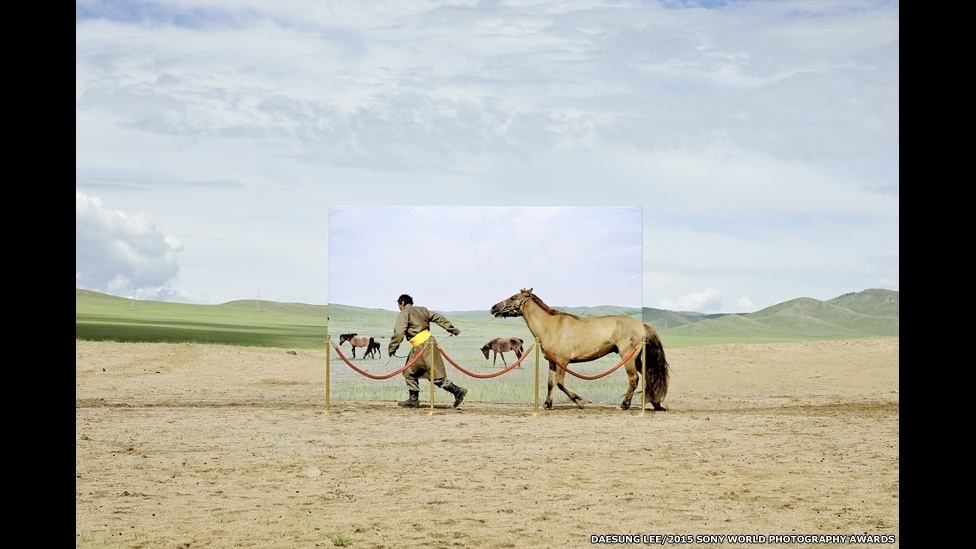 Daesung Lee, da República da Coreia, é finalista na categoria profissional Conceitual por 'Arqueologia Futurista', um projeto que retrata a desertificação na Mongólia - Sony World Photography AwardsSony World Photography Awards