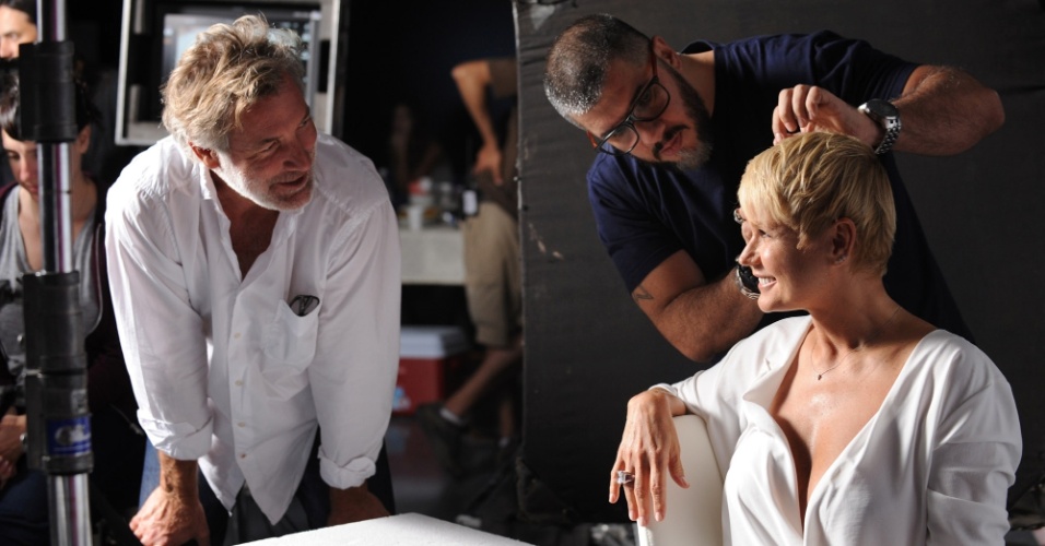 fev.2015 - Xuxa é dirigida pelo diretor David Cameron durante gravação de comercial para um creme anti-rugas na Argentina