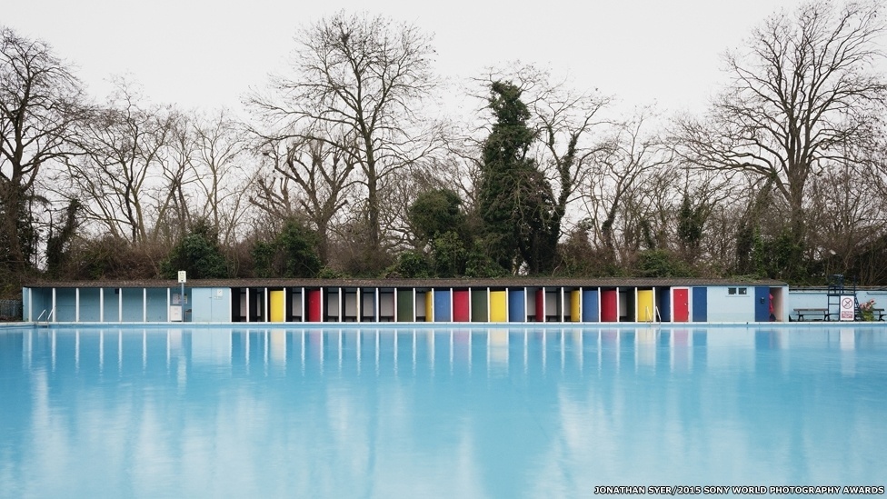 Lidos da Inglaterra: Achados e Perdidos', um projeto de Jonathan Syer, incluindo esta foto da piscina pública de Tooting Bec, em Londres, concorre na categoria profissional Campanha - Sony World Photography Awards
