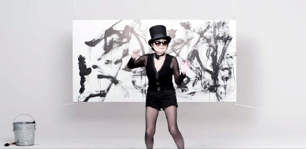 Yoko Ono no clipe de "Bad Dancer", lançado em 2013, quando ela estava com 80 anos; em sua carta ela cita as críticas ao seu short curto - Reprodução