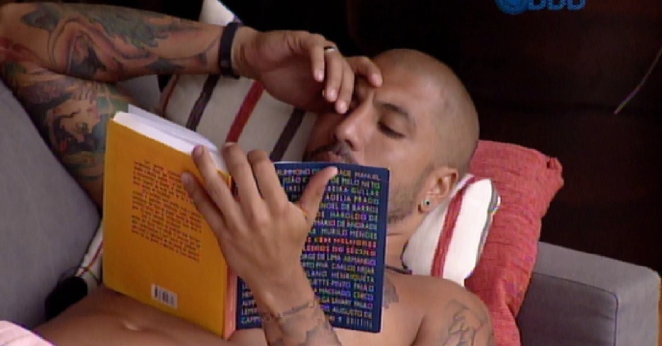 25.fev.2015 - Após almoçar, Fernando aproveita para ler um livro na área externa da casa
