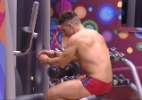 Único acordado na casa, Cézar malha na academia do "BBB15" - Reprodução/TV Globo
