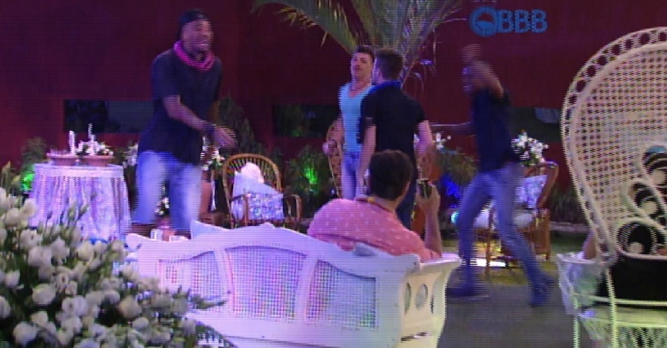 25.fev.2015 - Fernando, Luan, Cézar e Rafael se divertem na pista de dança