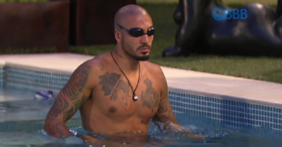 25.fev.2015 - Fernando nada na piscina