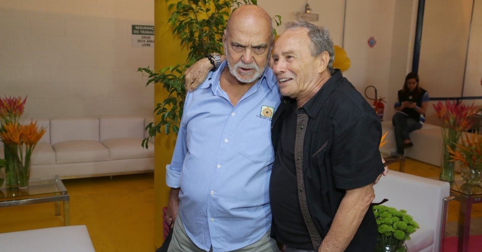 25.fev.2015 - Lima Duarte e Stênio Garcia se abraçam durante gravação do programa "Esquenta"