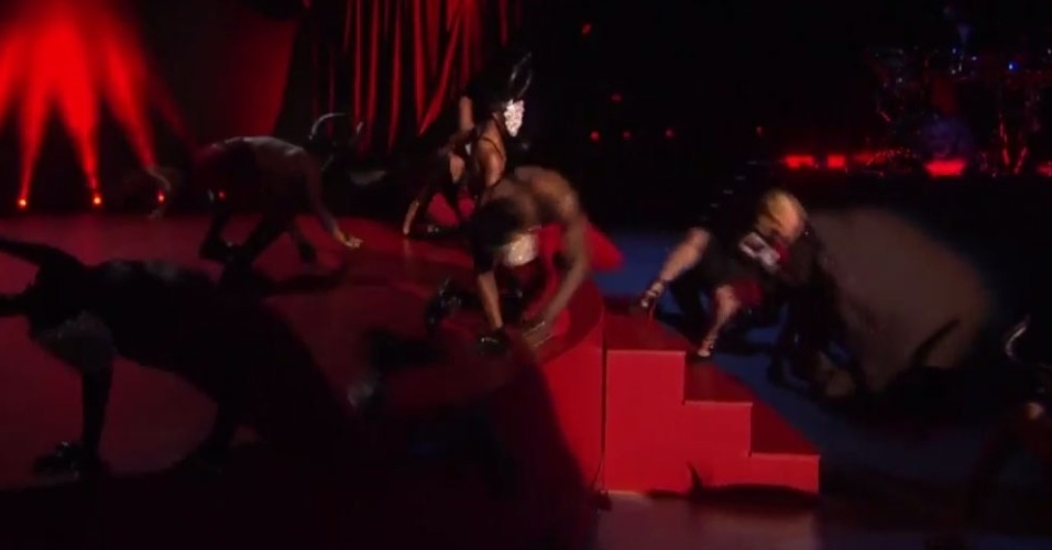 25.fev.2015 - Madonna cai da escada durante sua apresentação no Brit Awards 2015