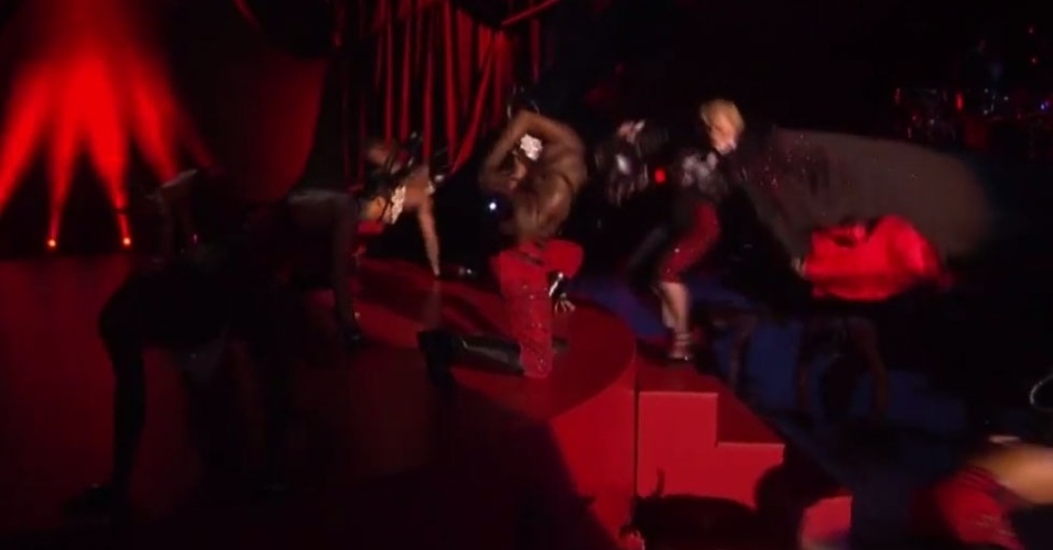 25.fev.2015 - Madonna cai da escada durante sua apresentação no Brit Awards 2015