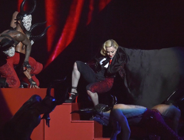 25.fev.2015 - Madonna sofre queda durante apresentação no Brit Awards, em Londres - Toby Melville/Reuters