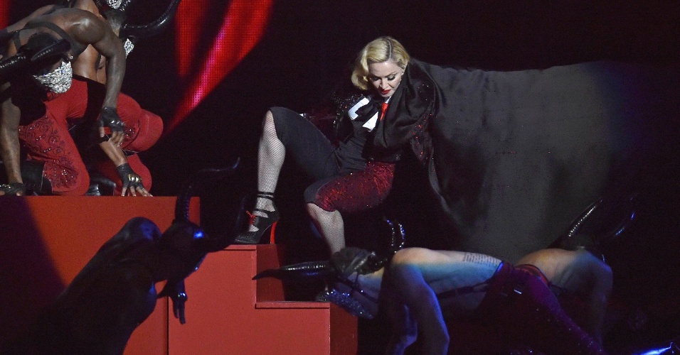 25.fev.2015 - Madonna sofre queda durante apresentação no Brit Awards, em Londres