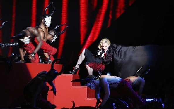 25.fev.2015 - Madonna sofre queda no palco durante apresentação no Brit Awards