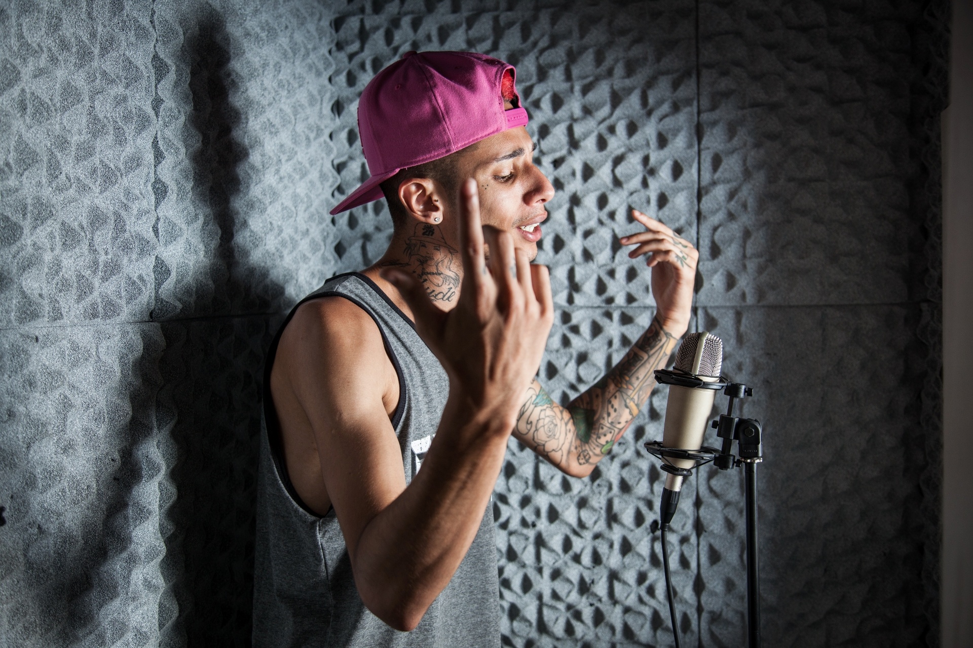 25.fev.2015 - MC 2K canta no estúdio da KL Produtoral na zona sul de São Paulo - Simon Plestenjak/UOL