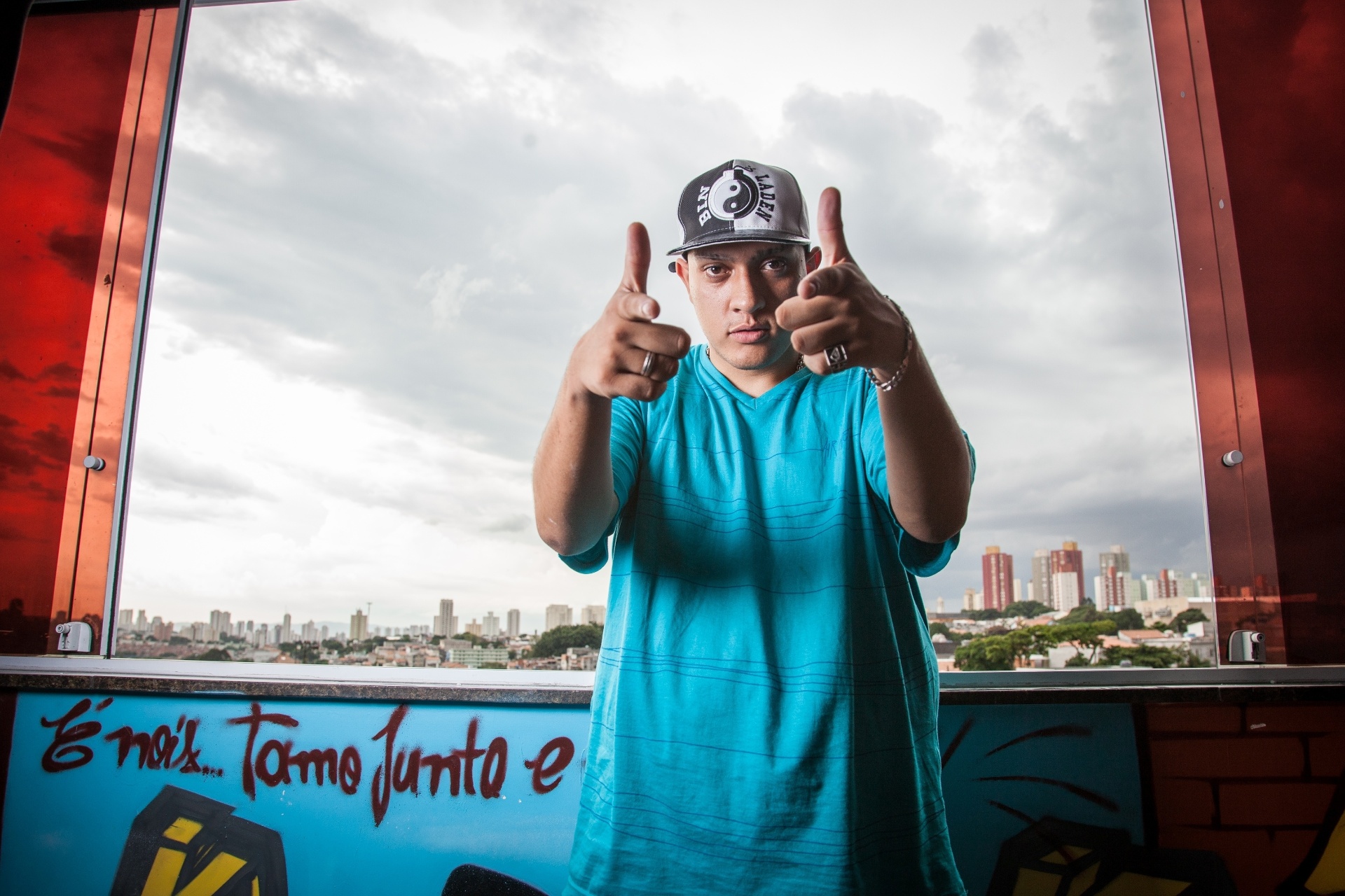 25.fev.2015 - MC Bin Laden posa para foto na varanda da KL Produtoral na zona sul de São Paulo - Simon Plestenjak/UOL