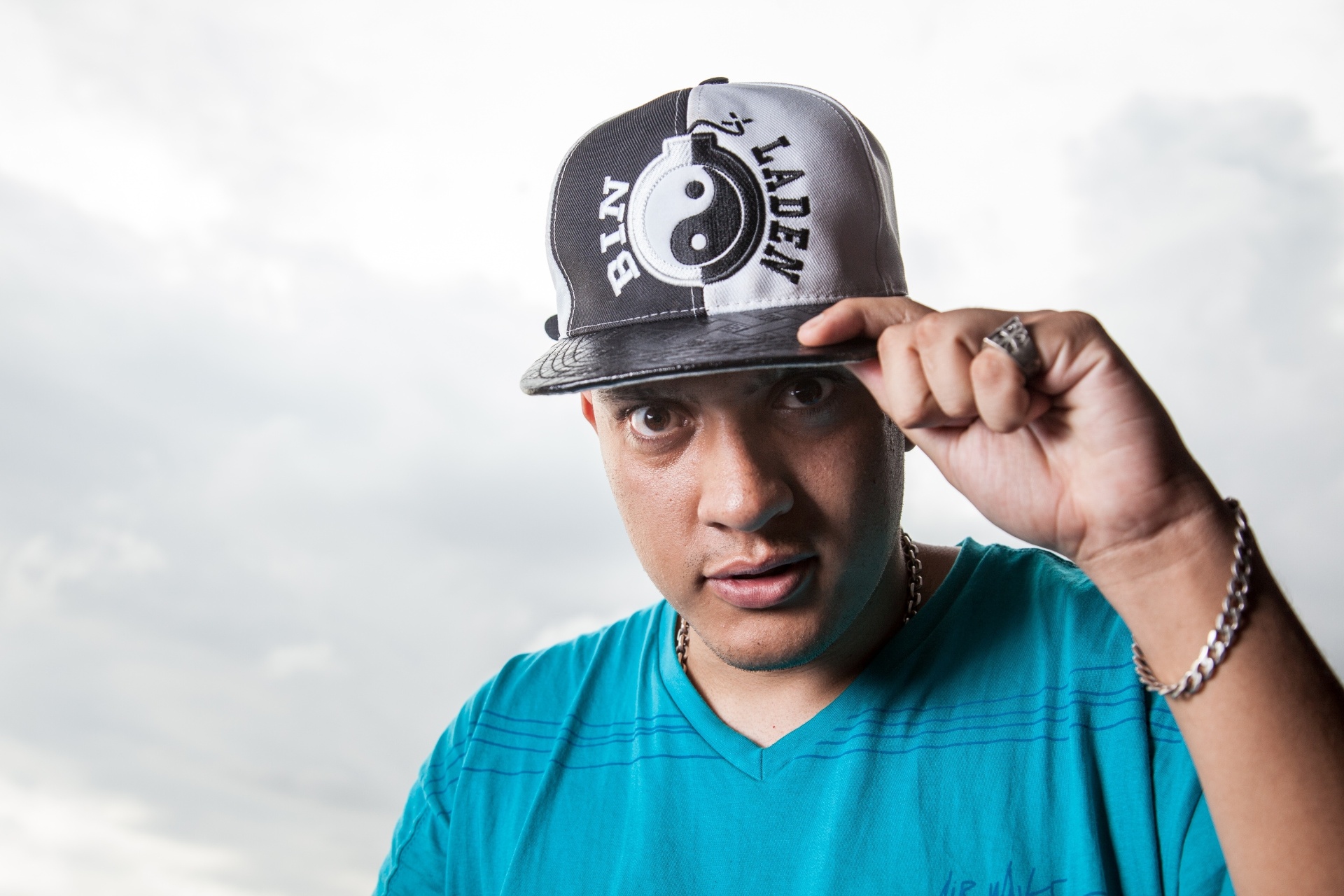 25.fev.2015 - MC Bin Laden posa para foto na varanda da KL Produtoral na zona sul de São Paulo - Simon Plestenjak/UOL