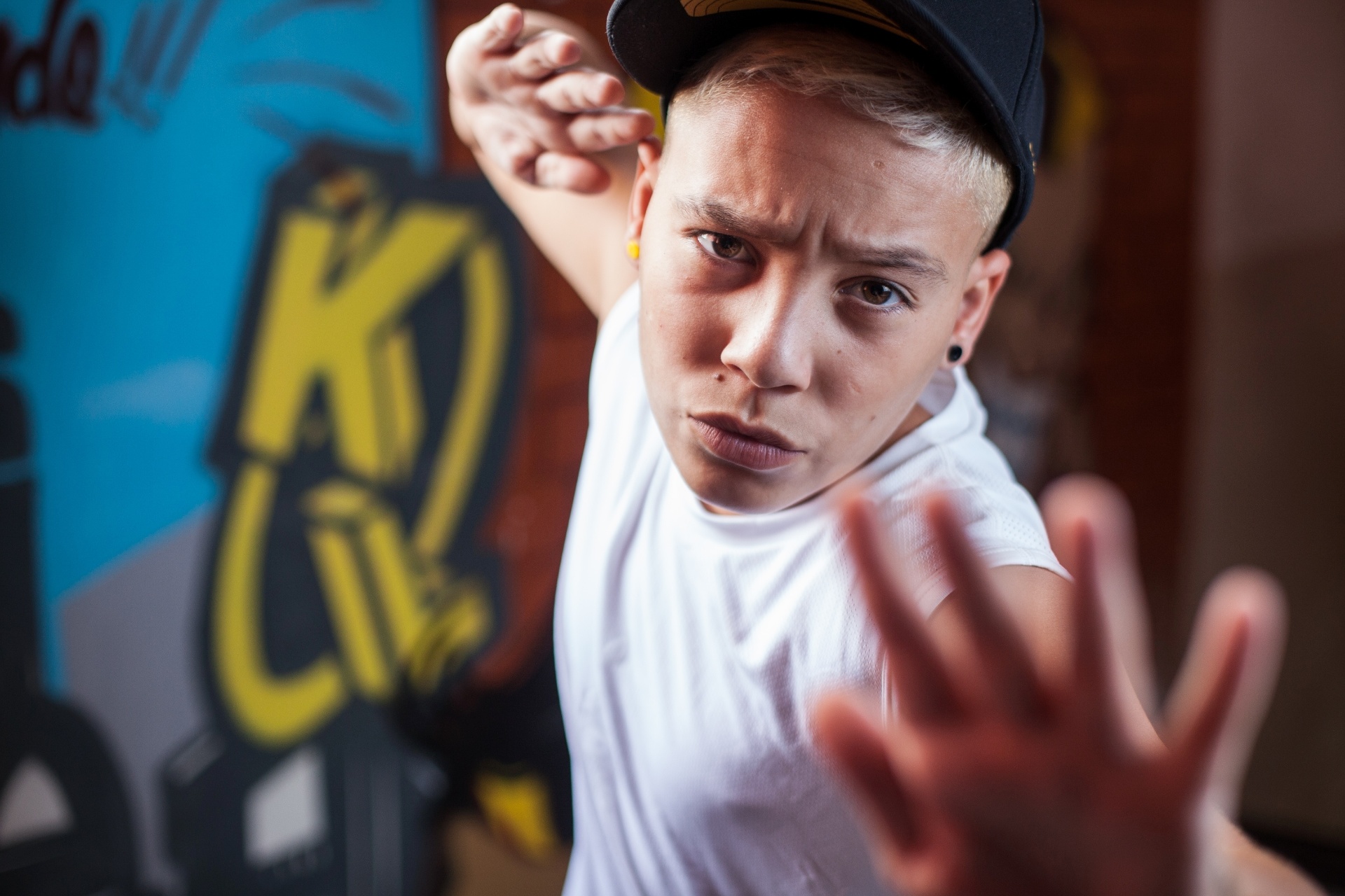 25.fev.2015 - MC Pikachu, funkeiro de 15 anos, posa para foto na varanda da KL Produtoral na zona sul de São Paulo - Simon Plestenjak/UOL