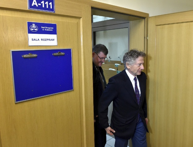 O cineasta Roman Polanski e seu advogado Jan Olszewski deixam sala do tribunal de Cracóvia durante depoimento sobre o pedido de extradição feito pelos EUA - Jacek Bednarczyk/EFE