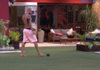Fernando faz embaixadinhas com bola de meia no jardim - Reprodução / TV Globo