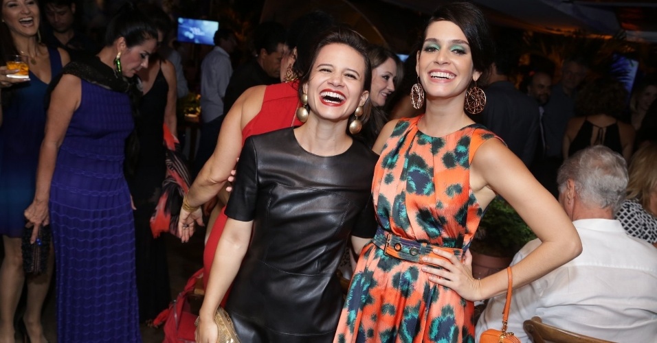 26.fev.2015 - Bianca Comparato e Maria Flor se divertem na festa de "Sete Vidas"