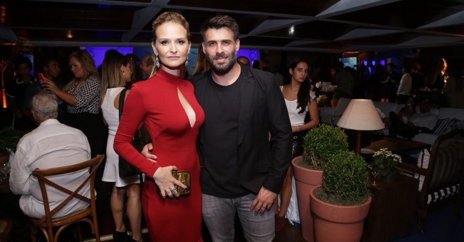 26.fev.2015 - Fernanda Rodrigues vai à festa com o marido, o ator Raoni Carneiro