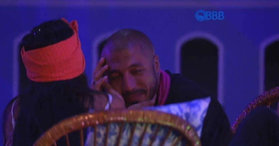 26.fev.2015 - Fernando chora durante conversa com Talita: "Estou com os dias contatos aqui".