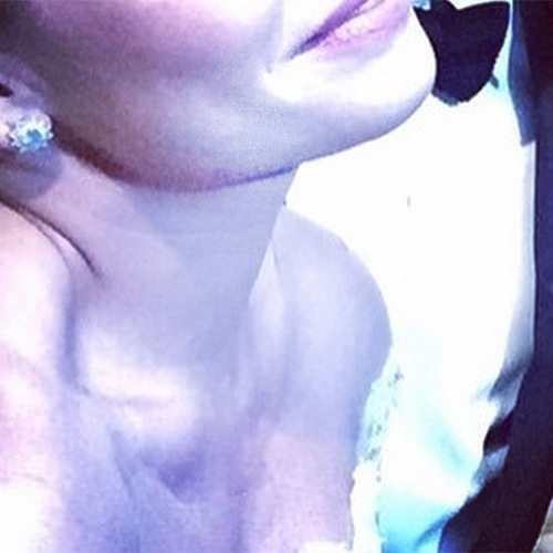 26.fev.2015 - Na manhã desta quinta-feira (26), Fernanda Souza postou em seu Instagram um selfie em que acredita ter visto uma imagem de Jesus em seu pescoço