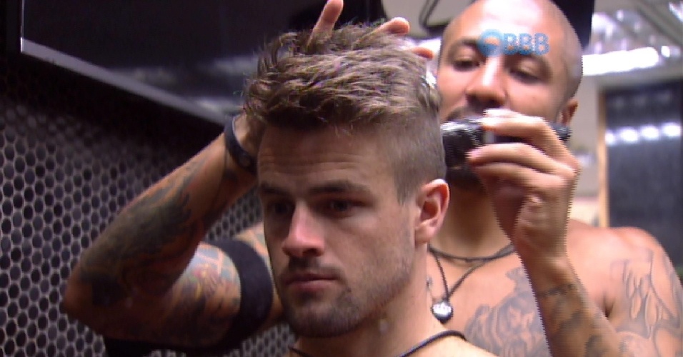26.fev.2015 - No banheiro, Fernando apara o cabelo de Rafael nas laterais