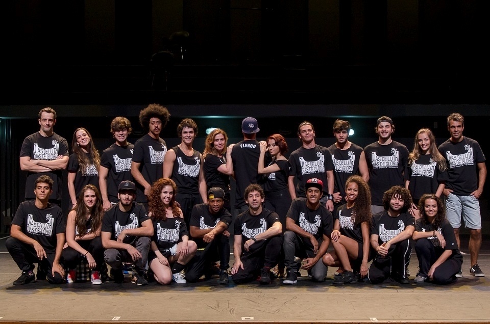 O espetáculo "Dias de Luta, Dias de Glória" revisita a trajetória Alexandre Magno Abrão, mais conhecido como Chorão, desde a sua ida a Santos (SP) até o inicio da carreira de sucesso. No palco, 25 atores e 10 músicos dividirão espaço com uma pista de skate. O musical que revive a história da banda Charlie Brown Jr. vai estar em cartaz nos dias 1º e 2 de abril no Grande Auditório do Teatro Positivo. Mais informações pelo site www.festivaldecuritiba.com.br. - Divulgação/Luis Franca