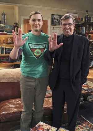 2012 - Leonard Nimoy faz saudação de Vulcano e deseja "Vida longa e próspera" com Sheldon, vivido por Jim Parsons em "The Big Bang Theory"