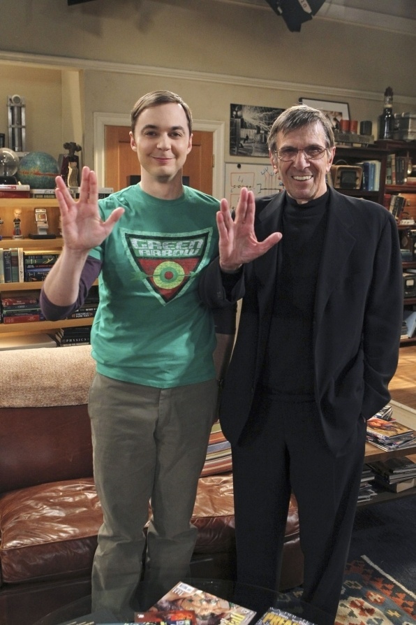 2012 - Leonard Nimoy faz o sinal de "Vida longa e próspera" com o personagem Sheldon, interpretado por Jim Parsons, da série "The Big Bang Theory"
