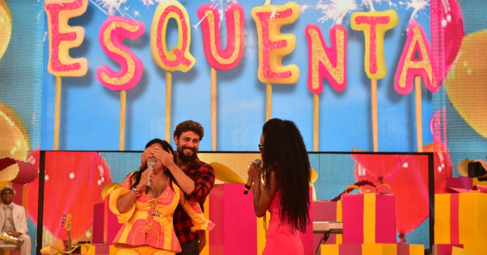 25.fev.2015 - Cauã Reymond cobre os olhos de Regina Casé em visita surpresa ao "Esquenta" especial para comemorar o aniversário da apresentadora