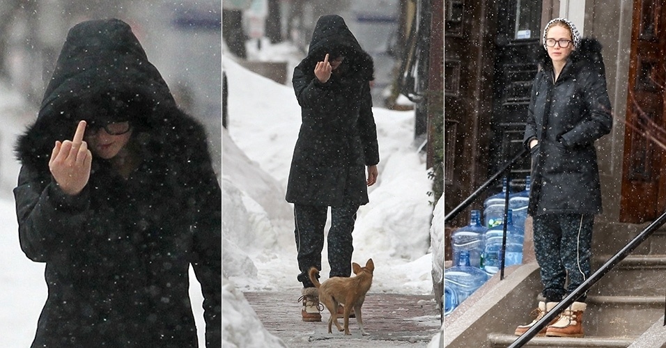 26.fev.2015 - Em meio à neve, Jennifer Lawrence se irrita com fotógrafos e mostra o dedo do meio para as câmeras. A atriz estava a caminho do set de seu novo filme, "Joy", em Boston. Para enfrentar as baixas temperaturas, Jennifer usou botas e um casaco de inverno com capuz