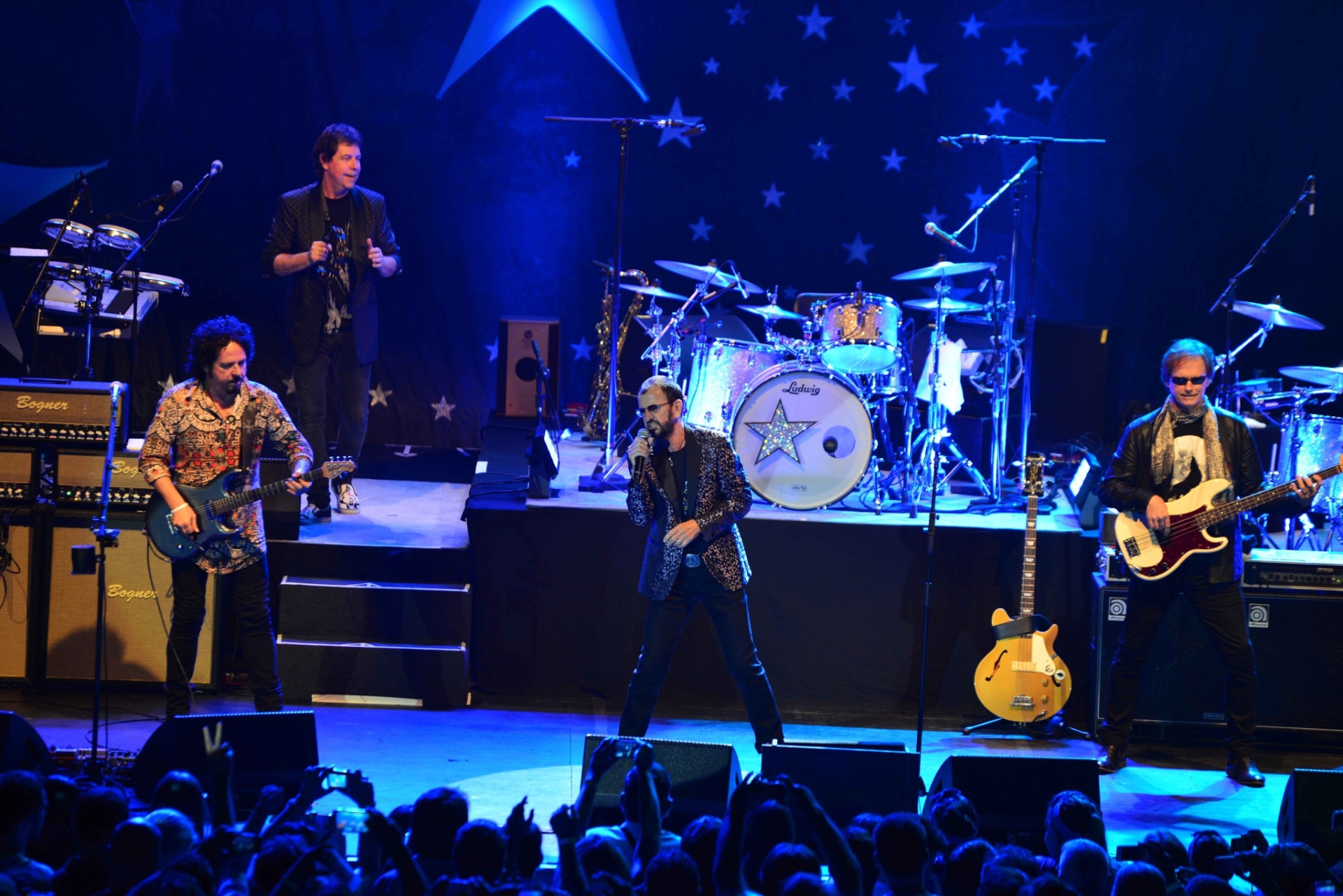 26.fev.2015 - Ringo Starr se apresenta no palco do HSBC Brasil, na zona sul de São Paulo, na noite desta quinta-feira, com sua All-Starr Band - Teca Lamboglia/HSBC Brasil