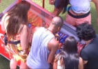 Brothers encontram geladeira cheia de sorvetes no jardim da casa - Reprodução/TV Globo