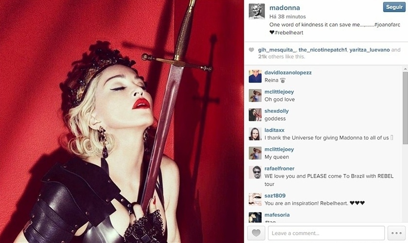 27.fev.2015 - Ousada, Madonna posa com espada no peito e coroa em foto compartilhada no seu Instagram