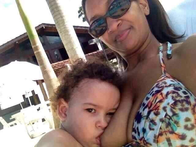 Mães se manifestam a favor da amamentação em público | "Amamento em qualquer lugar e a qualquer hora. E não tem essa de paninho (para cobrir o seio), não! Quem se sentir incomodado que não olhe. Estou fazendo a coisa mais normal do mundo. As pessoas não estão acostumadas com o natural, espantam-se quando me veem amamentando, pois meu filho é grande para a idade e parece ser mais velho. Tenho orgulho de amamentar", afirma Flávia Visconde, de São Paulo, com o filho, Gianlucca, de um ano e cinco meses - Arquivo pessoal