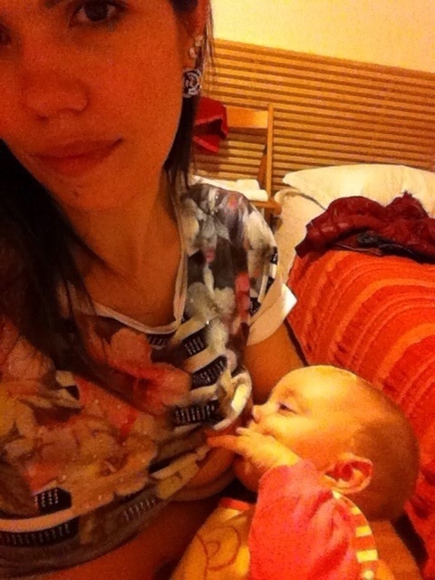 Um segurança me mandou para o trocador infantil, dizendo que não era correto amamentar em público. Como não quis parar, ele me levou para fora do museu. Procurei o centro de informações do local e a funcionária que me atendeu disse que o ato (da amamentação) era constrangedor. várias praias de nudismo, amamentar seja um absurdo", declara Carla Dâmares, mãe de Heloísa, seis meses, de Cuiabá. Ela foi proibida de amamentar durante um tour no museu Acrópole, na Grécia, em fevereiro - Arquivo pessoal