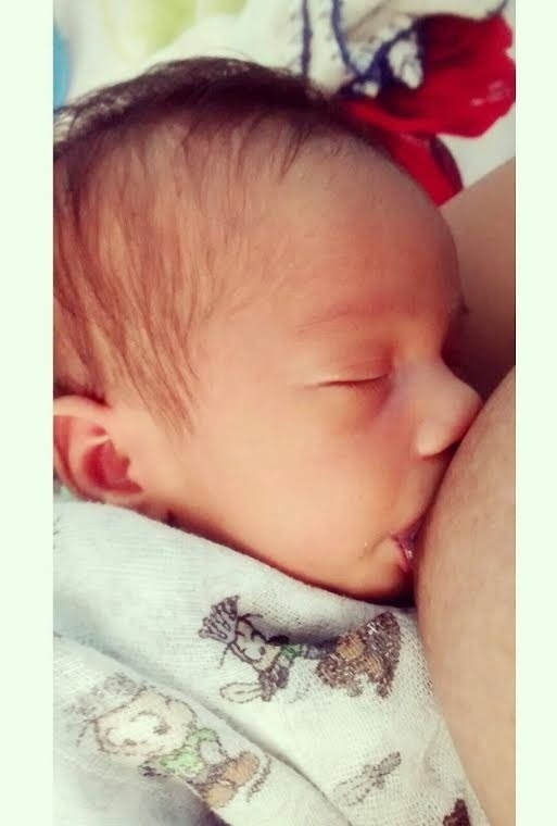 Mães se manifestam a favor da amamentação em público | "Mulher pelada pode, mas dar de mamar (em público) ao filho é feio? Ninguém merece esse tipo de preconceito. Amamentar é um prazer, e é o alimento do meu bebê. Espero que a hipocrisia acabe, e a gente tenha o direito de se sentir à vontade fazendo a coisa certa", diz Beatriz Araújo, mãe de Miguel Heron, dois meses, de São Paulo - Arquivo pessoal