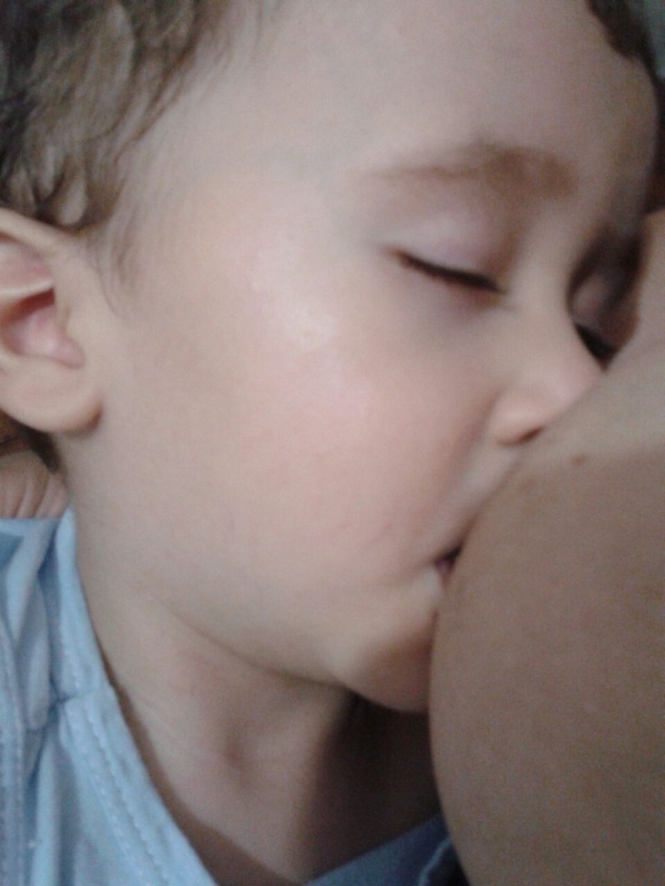 Mães se manifestam a favor da amamentação em público | "Acredito que essas pessoas (que são contra a amamentação em público) não cresceram com afeto materno, pois não há prova de amor maior como o ato de amamentar. As mães deixam de lado as dores e a vaidade. Saciar a fome de um ser indefeso que só depende de você tem de ser em qualquer lugar", afirma Roseneide Negromento da Costa, com o filho, Matheus, 2 anos, de São Paulo - Arquivo pessoal