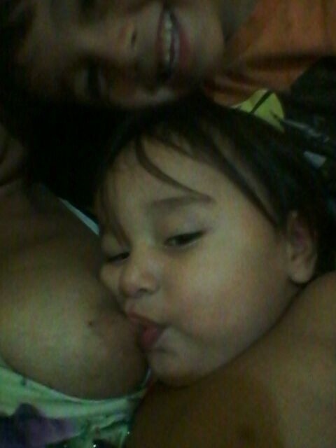 Mães se manifestam a favor da amamentação em público | "Sou a favor da amamentação em público. Aqui em Manaus, onde moro, as pessoas não têm muito preconceito, mas, quando amamentamos em alguns locais, os homens ficam olhando para nossos seios, acho isso meio estranho", fala Mayara Mourão, com o filho, Sócrates, de um ano e seis meses - Arquivo pessoal