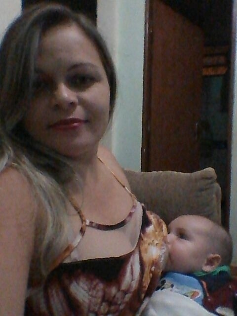 Mães se manifestam a favor da amamentação em público | "Sou defensora da amamentação em público. Coloco o peito para fora onde quer que eu esteja e alimento meu filho", diz Kelinha, de Santo Antônio Descoberto (GO), com o filho, Davi Luiz, de cinco meses - Arquivo pessoal