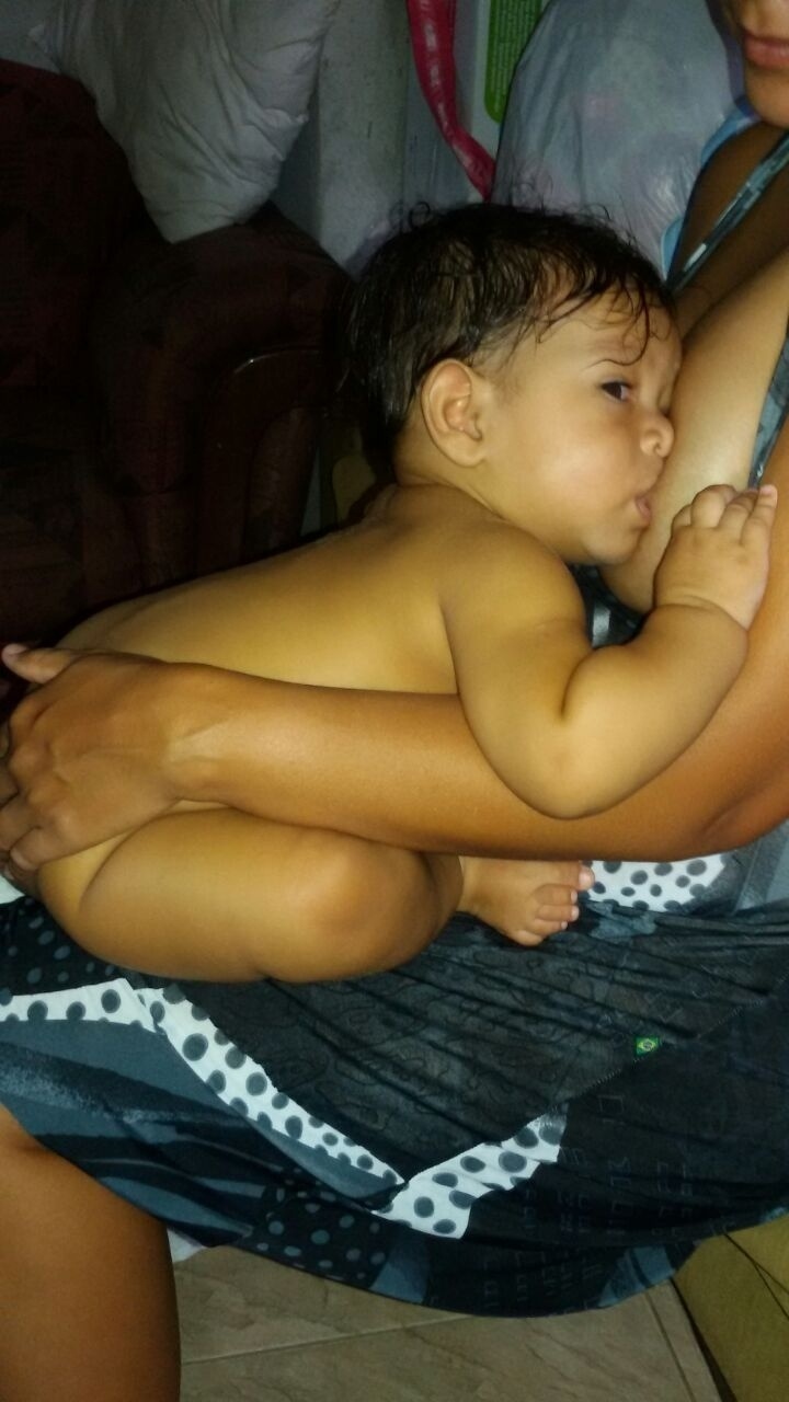 Mães se manifestam a favor da amamentação em público | "Muitas pessoas já me perguntaram se não tenho vergonha de ficar com os seios à mostra, mas sempre repondo que não estou mostrando o peito, mas, sim, amamentando meu filho", afirma Ana Cristina Morais Mendes, de Fortaleza, mãe de Guilherme Morais de Souza, de oito meses - Arquivo pessoal