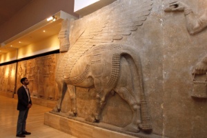 28.fev.2015 - Antigas esculturas de um touro alado com cabeça humana no Museu Nacional do Iraque, em Bagdá - Khalid al-Mousily/Reuters