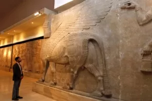 28.fev.2015 - Antigas esculturas de um touro alado com cabeça humana no Museu Nacional do Iraque, em Bagdá - Khalid al-Mousily/Reuters