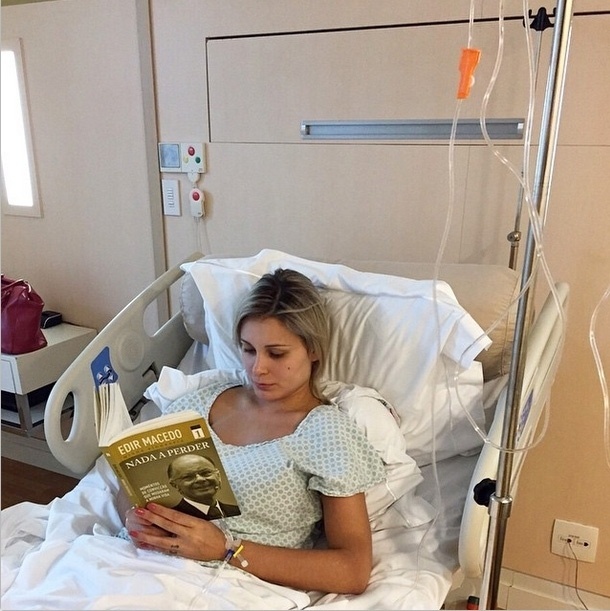 28.fev.2015 - Após ser internada novamente com dores, Andressa Urach, publica foto em hospital na qual aparece lendo livro de Edir Macedo