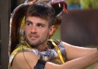 Rafael senta embaixo do Big Fone : "Estou aqui porque bate um ventinho" - Reprodução / TV Globo