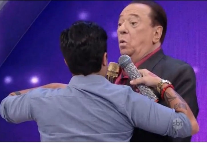 1.mar.2015 - Raul Gil revela cara de espanto ao ver peitoral de Thammy Miranda, em seu programa, no SBT